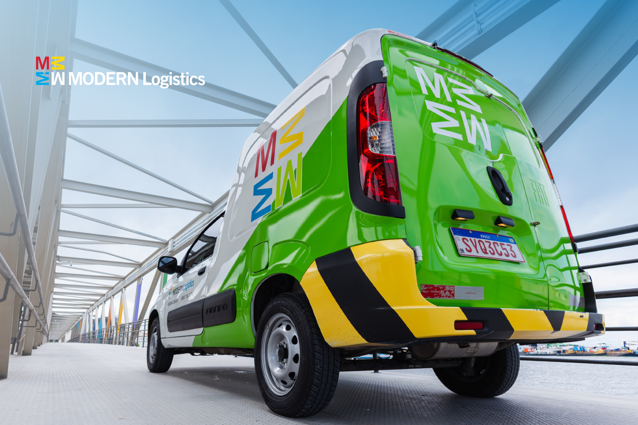 Linha de montagem parada na indústria automotiva = prejuízo de até US$ 22 mil por minuto . Este não é apenas um número, é a realidade brutal que a falta de uma peça de reposição ou de um componente eletrônico crítico pode impor a uma operação de alta performance. Em um cenário industrial cada vez mais dinâmico, onde cada segundo de inatividade representa perdas financeiras colossais e o comprometimento de cadeias globais, a logística de peças de reposição emerge como um pilar estratégico, não apenas um custo operacional. É o tempo que, literalmente, salva a operação e garante a competitividade de setores que movem a economia brasileira.